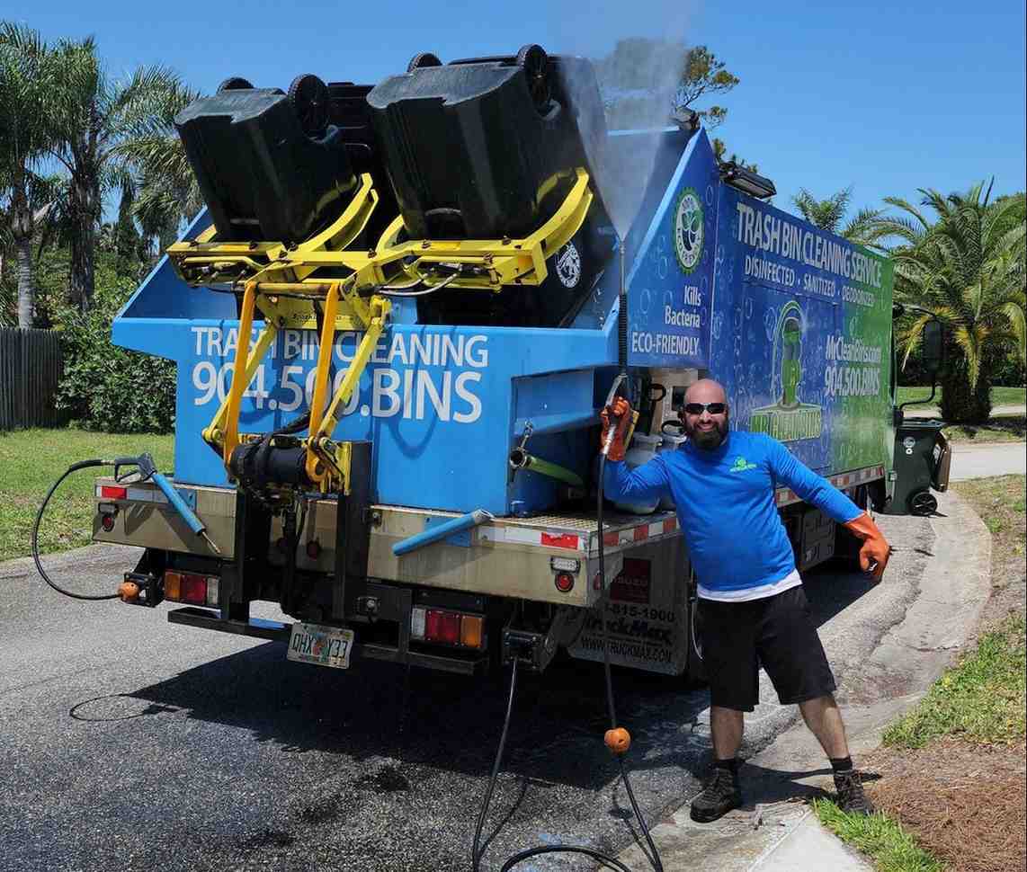 Dust Truck with bins image